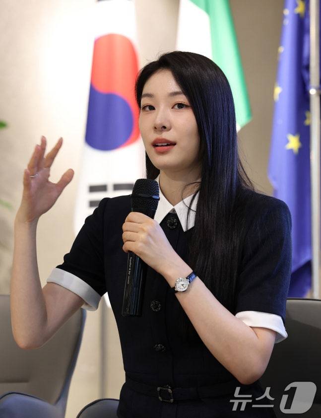 김연아가 25일 동계올림픽 설명회에 참석해 이이갸를 하고 있다. /사진=뉴스1