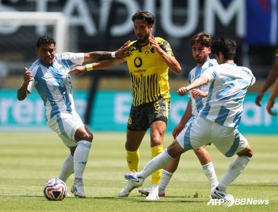 에릭(왼쪽)이 26일 오전 4시(한국시간) 미국 오하이오주 신시내티의 TQL 스타디움에서 열린 보루시아 도르트문트와 경기 중 드리블을 시도하고 있다. /AFPBBNews=뉴스1