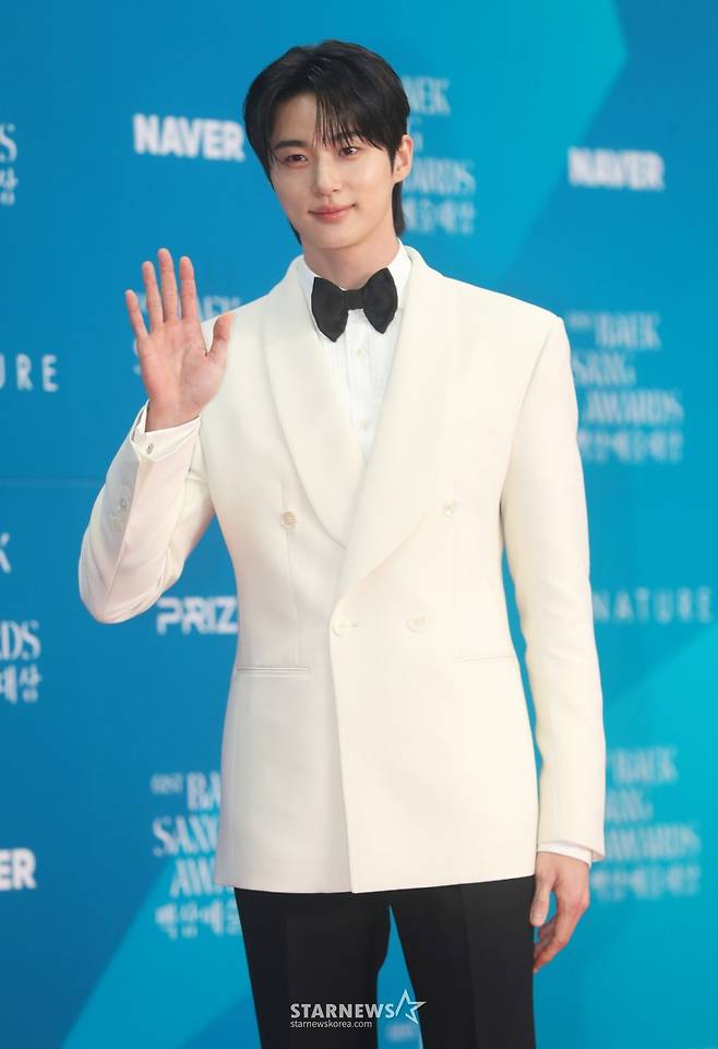 [서울=뉴시스] 김혜진 기자 = 배우 변우석이 5일 오후 서울 강남구 코엑스에서 열린 제61회 백상예술대상 시상식에서 포즈를 취하고 있다. 2025.05.05. jini@newsis.com /사진=김혜진