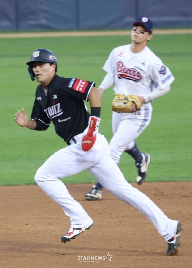 KT 시절 천성호(왼쪽). /사진=김진경 대기자