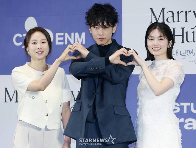 손자영 책임프로듀서, 일본 배우 코시바 후우카, 사토 타케루가 26일 오후 서울 구로구 신도림 라마다 호텔에서 진행된 드라마 '내 남편과 결혼해줘' 일본판 제작발표회에 참석해 포즈를 취하고 있다. /2025.06.26 /사진=이동훈 photoguy@
