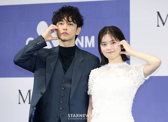 일본 배우 코시바 후우카, 사토 타케루가 26일 오후 서울 구로구 신도림 라마다 호텔에서 진행된 드라마 '내 남편과 결혼해줘' 일본판 제작발표회에 참석해 포즈를 취하고 있다. /2025.06.26 /사진=이동훈 photoguy@