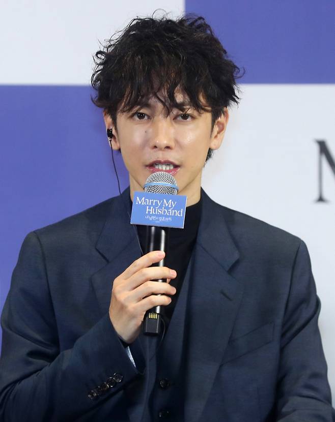 [서울=뉴시스] 김혜진 기자 = 일본 배우 사토 타케루가 26일 오후 서울 구로구 라마다 신도림 호텔에서 열린 아마존 오리지널 일본 드라마 '내 남편과 결혼해줘' 일본판 제작발표회에서 인사말을 하고 있다. 2025.06.26. jini@newsis.com /사진=김혜진
