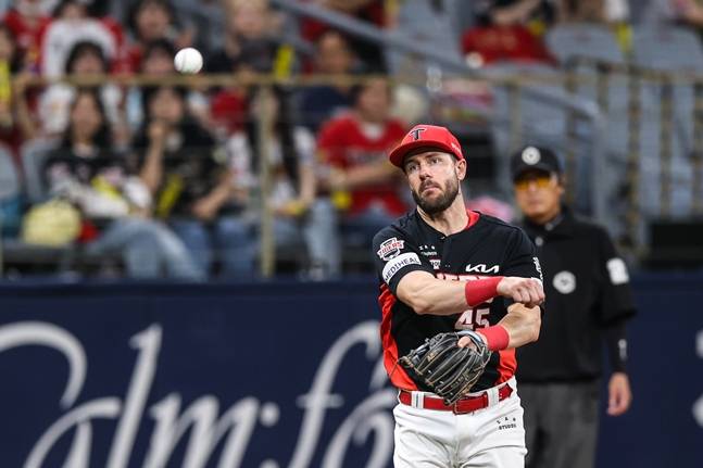 3루 수비를 소화하고 있는 위즈덤의 모습. /사진=KIA 타이거즈