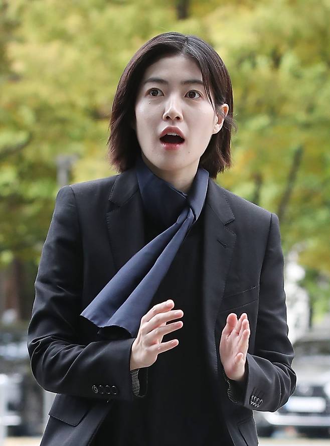 (서울=뉴스1) 권현진 기자 = 배우 심은경이 '더킬러스' 홍보를 위해 23일 서울 양천구 SBS목동에 도착해 라디오 '박하선의 씨네타운' 스튜디오로 이동하고 있다. 2024.10.23/뉴스1  Copyright (C) 뉴스1. All rights reserved. 무단 전재 및 재배포,  AI학습 이용 금지. /사진=(서울=뉴스1) 권현진 기자