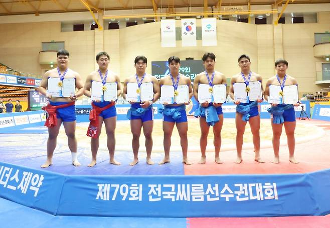 26일 충청북도 제천시 제천체육관에서 열린 '제79회 전국씨름선수권대회' 고등학교부 개인전에서 1위를 차지한 진상근(송곡고·오른쪽부터), 고해성(여수공업고), 이원중(마산용마고), 공준연(충무고), 서금광(마산용마고), 이시우(태안고), 정선우(용인고)가 메달을 메고 상장과 선수 우수 성적 장학금을 들고 다같이 기념사진을 찍고 있다. /사진=대한씨름협회