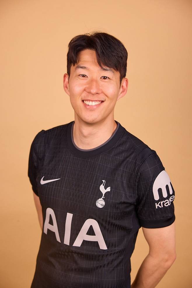 2025~2026시즌 토트넘 원정 유니폼 메일 모델로 나선 손흥민. /사진=토트넘 공식 SNS 캡처