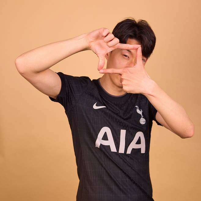 2025~2026시즌 토트넘 원정 유니폼 메일 모델로 나선 손흥민. /사진=토트넘 공식 SNS 캡처