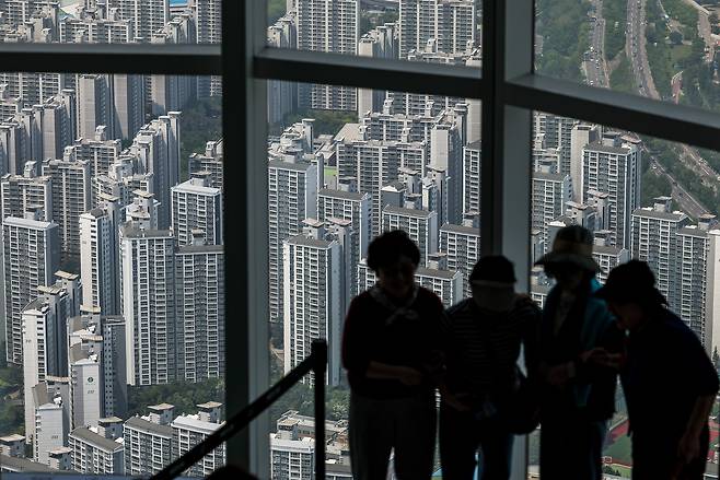 서울 송파구 롯데월드타워 전망대 서울스카이에서 바라본 서울시내 아파트. [사진 | 뉴시스]