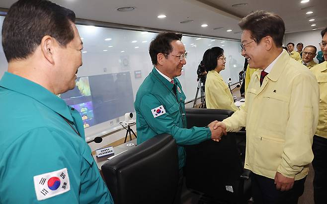 이재명 대통령이 노란색 민방위복을 입은 것을 두고 정치적으로 해석하는 이들이 적지 않다.[사진｜뉴시스]