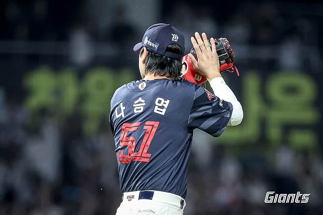 롯데 자이언츠 내야수 나승엽이 25일 창원NC파크에서 열린 2025 신한 SOL Bank KBO리그 NC 다이노스와의 팀 간 7차전에 6번타자 겸 1루수로 선발출전, 1안타 1타점을 기록했다. 7회말 수비에서는 실책으로 아쉬움을 남겼다. 사진 롯데 자이언츠