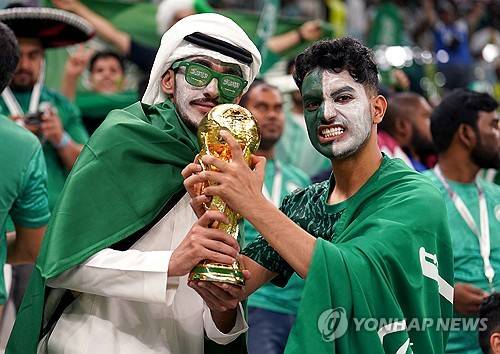 2026 국제축구연맹(FIFA) 북중미 월드컵(캐나다-미국-멕시코 공동 개최) 아시아 지역 4차 예선(플레이오프) 개최국이 중립국이 아닌 카타르, 사우디아바리아로 결정되면서 공정성 논란이 불거졌다.&nbsp;  이에 이라크, 오만, 아랍에미리트(UAE), 그리고 인도네시아축구협회가 손을 잡고 공정성 보장을 요구했다.&nbsp;  이라크 매체 '윈윈'은 25일(한국시간) 이라크축구협회를 비롯해 카타르, 사우디아라비아를 제외한 북중미 월드컵 아시아 지역 4차 예선 4개 팀(인도네시아, 오만, UAE)이 아시아축구연맹(AFC)에, 공정성에 대한 방안을 제출했다고 보도했다.&nbsp;연합뉴스