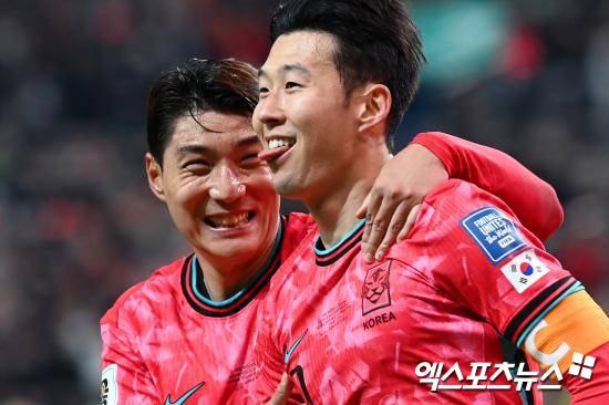 대한축구협회는 26일 EAFF의 결정으로 이번 E-1 챔피언십 대회 엔트리가 23명에서 26명으로 확대됨에 따라 남녀 대표팀 모두 기존 명단에 3명을 추가 발탁한다고 발표했다. 남자 대표팀에는 강상윤(전북현대), 모재현(강원FC, 이상 미드필더), 그리고 주민규(대전하나시티즌, FW)가 발탁됐다. 강상윤과 모재현은 첫 성인 대표팀 발탁이다. 엑스포츠뉴스DB