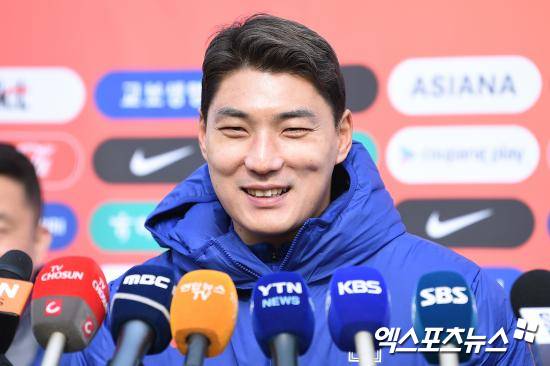 대한축구협회는 26일 EAFF의 결정으로 이번 E-1 챔피언십 대회 엔트리가 23명에서 26명으로 확대됨에 따라 남녀 대표팀 모두 기존 명단에 3명을 추가 발탁한다고 발표했다. 남자 대표팀에는 강상윤(전북현대), 모재현(강원FC, 이상 미드필더), 그리고 주민규(대전하나시티즌, FW)가 발탁됐다. 강상윤과 모재현은 첫 성인 대표팀 발탁이다. 엑스포츠뉴스DB