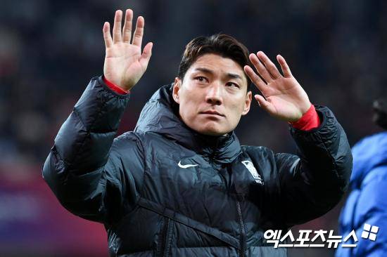 대한축구협회는 26일 EAFF의 결정으로 이번 E-1 챔피언십 대회 엔트리가 23명에서 26명으로 확대됨에 따라 남녀 대표팀 모두 기존 명단에 3명을 추가 발탁한다고 발표했다. 남자 대표팀에는 강상윤(전북현대), 모재현(강원FC, 이상 미드필더), 그리고 주민규(대전하나시티즌, FW)가 발탁됐다. 강상윤과 모재현은 첫 성인 대표팀 발탁이다. 엑스포츠뉴스DB