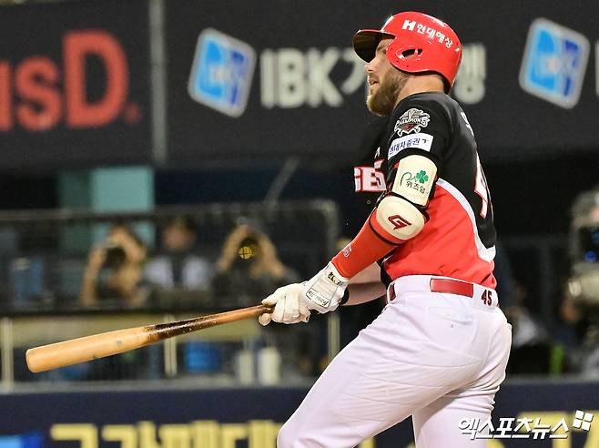 4일 오후 서울 송파구 잠실야구장에서 열린 '2025 신한 SOL Bank KBO리그' KIA 타이거즈와 두산 베어스의 경기, 6회초 1사 1루 KIA 위즈덤이 투런 홈런을 날리고 있다. 엑스포츠뉴스 DB