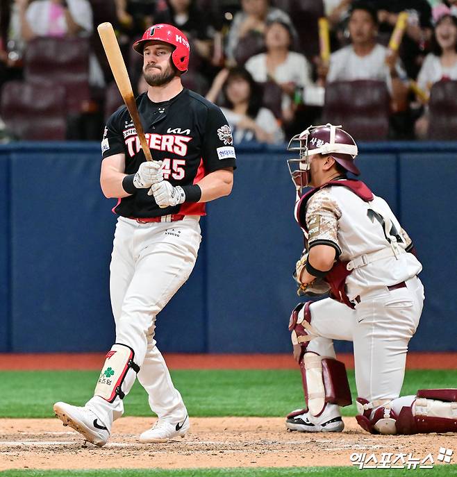 24일 오후 서울 구로구 고척스카이돔에서 열린 '2025 신한 SOL Bank KBO리그' KIA 타이거즈와 키움 히어로즈의 경기, 9회초 무사 1루 KIA 위즈덤이 헛스윙 삼진을 당하고 있다. 엑스포츠뉴스 DB