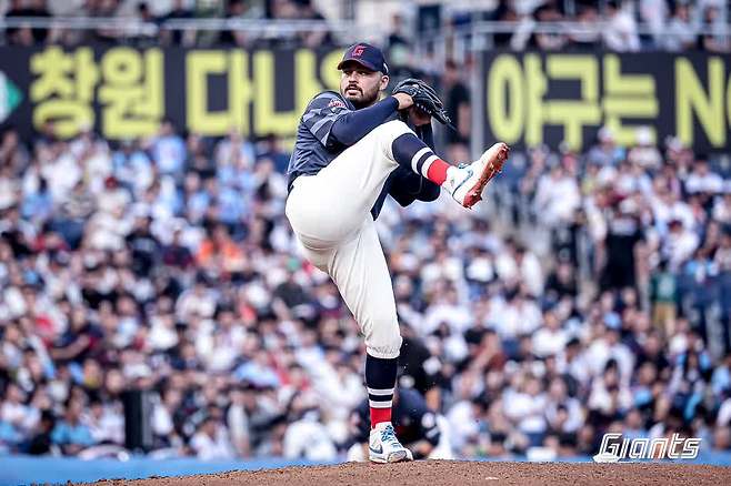 롯데 자이언츠 외국인 투수 알렉 감보아가 26일 창원NC파크에서 열린 2025 신한 SOL Bank KBO리그 NC 다이노스와의 팀 간 8차전에 선발등판, 5.2이닝 5실점 2자책으로 승리투수가 됐다. 사진 롯데 자이언츠