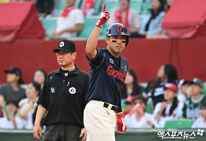 롯데 자이언츠 캡틴 전준우가 26일 창원NC파크에서 열린 2025 신한 SOL Bank KBO리그 NC 다이노스와의 팀 간 8차전에 1번타자 겸 좌익수로 선발출전 했다. 사진 엑스포츠뉴스 DB