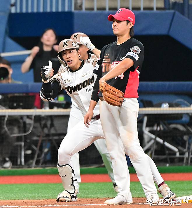 26일 오후 서울 구로구 고척스카이돔에서 열린 '2025 신한 SOL Bank KBO리그' KIA 타이거즈와 키움 히어로즈의 경기, 11회말 1사 1루 키움 송성문 1타점 3루타를 날린 후 기뻐하고 있다. 고척, 김한준 기자