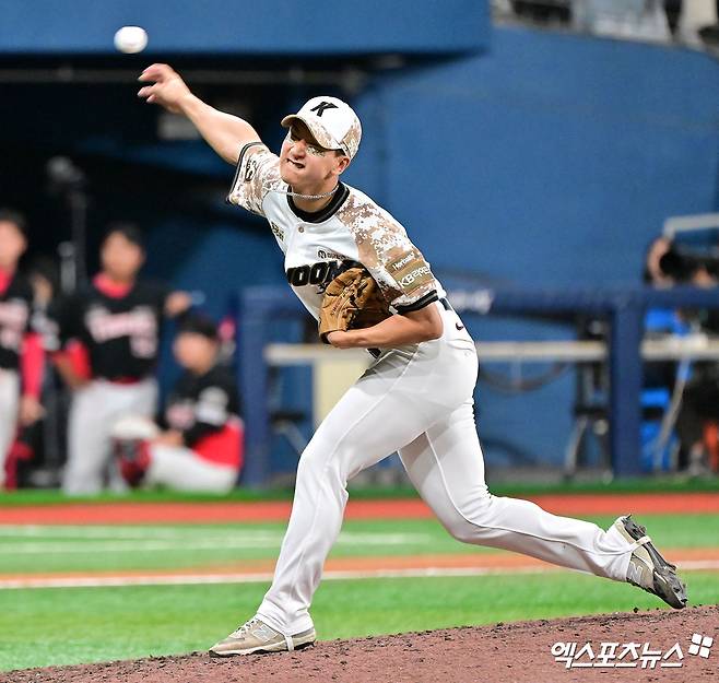26일 오후 서울 구로구 고척스카이돔에서 열린 '2025 신한 SOL Bank KBO리그' KIA 타이거즈와 키움 히어로즈의 경기, 9회초 키움 주승우가 공을 힘차게 던지고 있다. 고척, 김한준 기자