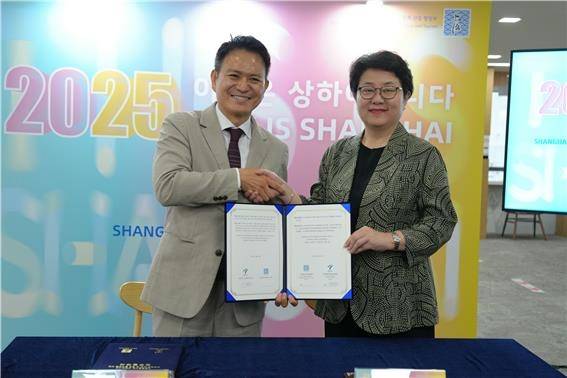 서울시, 중국 상하이시와 문화관광 교류 활성화 '맞손' (서울=연합뉴스) 서울시는 중국 상하이시 문화여유국과 '문화관광 교류 및 협력 활성화를 위한 업무협약'을 맺었다고 26일 밝혔다. 구종원 서울시 관광체육국장(왼쪽)과 청메이홍 상하이시 문화여유국 부국장이 협약 체결 후 기념촬영 하고 있다. 2025.6.26 [서울시 제공. 재판매 및 DB 금지]