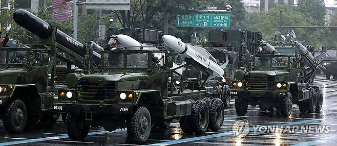 시가행진하는 '한국형 3축 체계' 건군 75주년 국군의 날 기념행사일인 2023년 9월 26일 오후 서울 세종대로에서 열린 시가행진에서 장거리지대공유도무기 L-SAM, 고위력 현무 미사일, 장거리 공대지 미사일 타우러스, 중거리 지대공미사일 천궁 등으로 구성된 3축 체계 장비들이 행진하고 있다. [사진공동취재단]