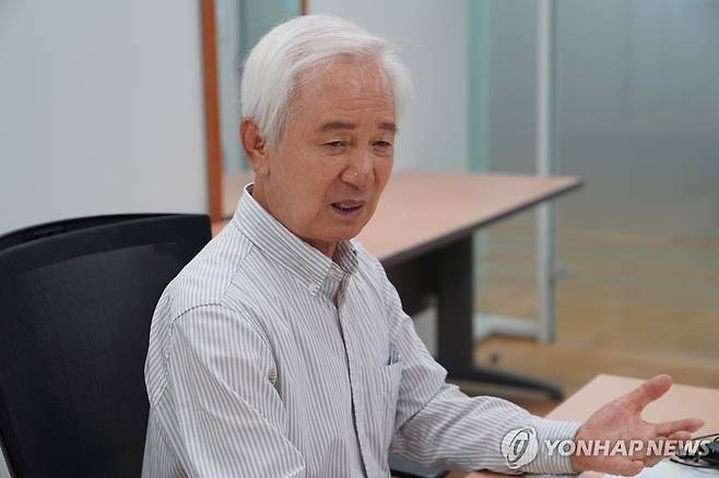 연합뉴스와 인터뷰 중인 김홍신 작가 [촬영 이은도]