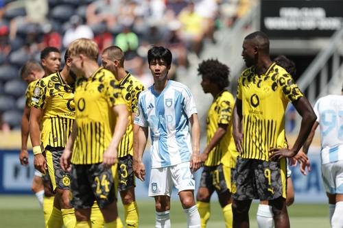 도르트문트 선수들에게 둘러싸인 김민혁 [울산 HD 제공. 재판매 및 DB 금지]