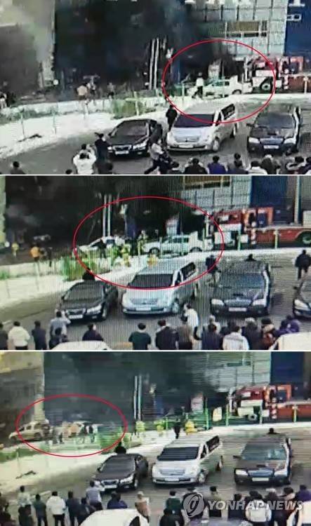 불법 주차 차량에 막힌 제천 현장 출동 소방차 (제천=연합뉴스) 조현후 인턴기자 = 지난 21일 충북 제천 스포츠센터 화재 현장에서 소방차의 진입을 가로 막고 있던 불법 주차 차량이 옮겨지는 장면이 인근 상가 CCTV에 기록됐다. 2017.12.22
who@yna.co.kr