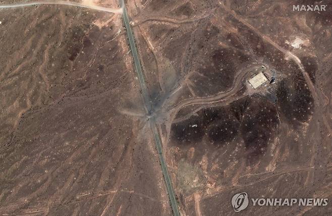 이스라엘의 23일 공습 이후 촬영된 포르도 핵시설 위성사진 [AP 연합뉴스. 막사르테크놀로지 제공. 재판매 및 DB 금지]