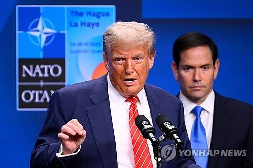 나토 정상회의에 참석해 기자회견 하는 트럼프 [헤이그 AFP=연합뉴스. 재판매 및 DB 금지]