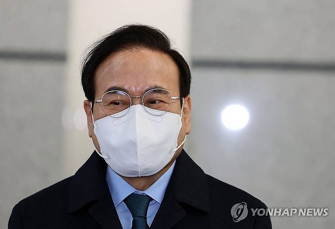 취재진 바라보는 서거석 전북교육감 (전주=연합뉴스) 정경재 기자 = 지방교육자치에 관한 법률 위반 혐의로 기소돼 21일 항소심에서 당선무효형에 해당하는 벌금 500만원을 선고받은 서거석 전북특별자치도 교육감이 법정을 빠져나오고 있다. 2025.1.21 jaya@yna.co.kr