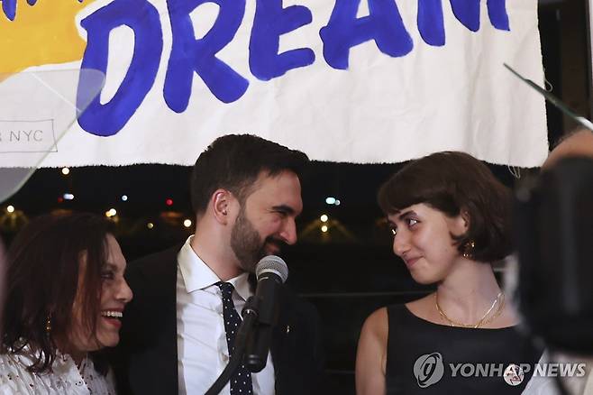 25일(현지시간) 뉴욕시장 민주당 예비선거 승리 파티에 선 조란 맘다니(왼쪽)와 아내 라마 두와지  [AP 연합뉴스]