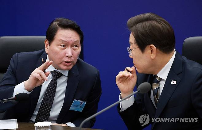 대화하는 이재명 대통령과 최태원 SK 회장 [연합뉴스 자료사진]