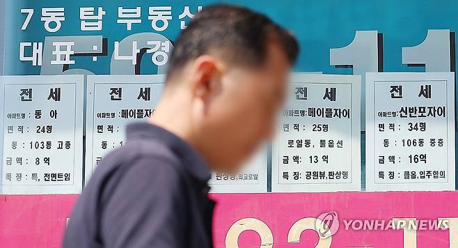 지난달 서울 평균 전세가율 45% '갭투자는 어려워' (서울=연합뉴스) 김도훈 기자 = 23일 서울 시내의 한 부동산에 붙은 전세 매물 안내문 앞으로 시민이 지나고 있다. 2025.6.23 superdoo82@yna.co.kr