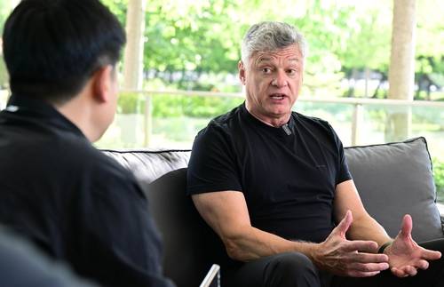 인터뷰하는 헤난 대한항공 감독(오른쪽) [한국배구연맹 제공. 재판매 및 DB 금지]