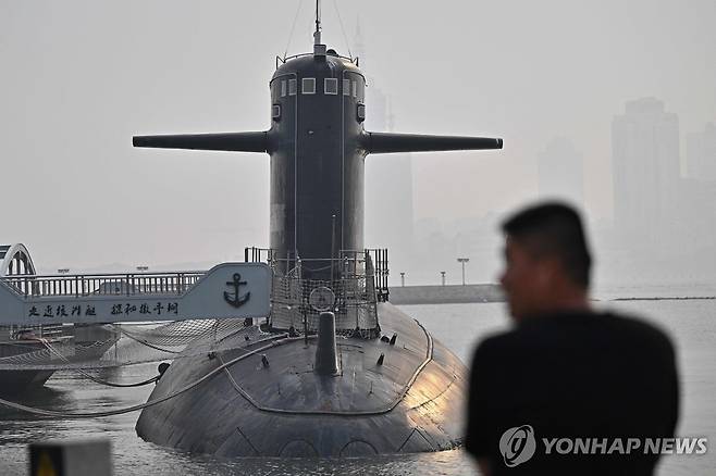중국 칭다오의 해군박물관에 있는 잠수함 (칭다오 AFP=연합뉴스) 25일 중국 산둥성 칭다오에서 열리는 상하이협력기구(SO) 국방장관 회의에 앞서 진행된 중국인민해방군 해군 박물관 미디어 투어에서 한 남성이 잠수함을 바라보는 모습. 2025.6.25