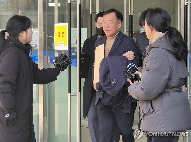 영장실질심사 끝난 김진하 양양군수 [연합뉴스 자료사진]