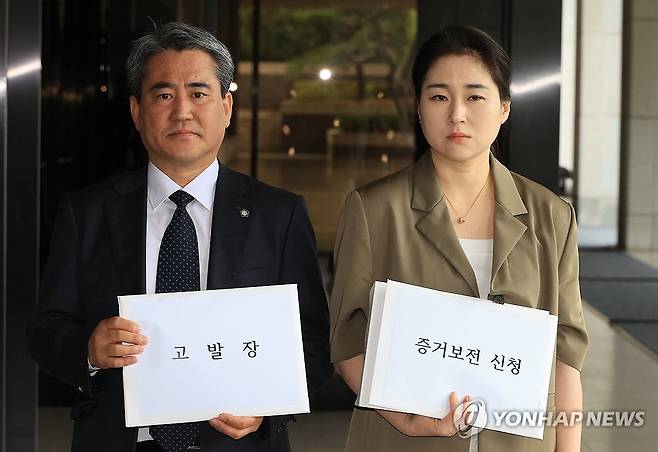 고발장 접수 위해 중앙지검 들어서는 윤석열 법률대리인단 (서울=연합뉴스) 최재구 기자 = 윤석열 전 대통령의 법률대리인단 송진호, 김계리 변호사가 경호에 관한 직권남용, 대통령기록물관리법 위반 등으로 경호처 지휘부 등 관계자를 고발하기 위해 26일 서울 서초구 서울중앙지검으로 들어서고 있다. 2025.6.26 jjaeck9@yna.co.kr