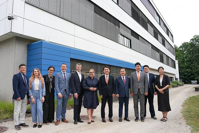 기념 촬영하는 도 방문단 [강원도 제공.재판매 및 DB 금지]