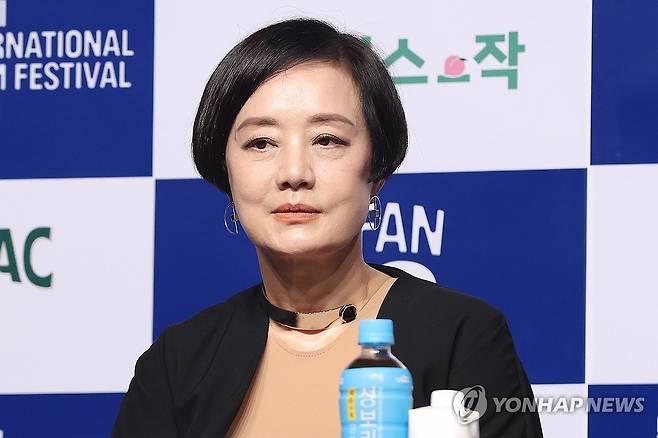 장미희 부천국제판타스틱영화제 조직위원장 (서울=연합뉴스) 강민지 기자 = 10일 용산구 백범김구기념관에서 열린 '제29회 부천국제판타스틱영화제 공식 기자회견'에서 장미희 조직위원장이 질문을 듣고 있다. 2025.6.10 mjkang@yna.co.kr