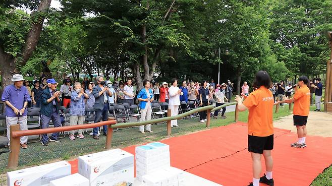 과천시 부림동은 지난 24일 '2025년 부림동 한마음 걷기대회'를 열고 지역 주민 250여 명이 참여한 가운데 성황리에 행사를 마쳤다. 사진=과천시