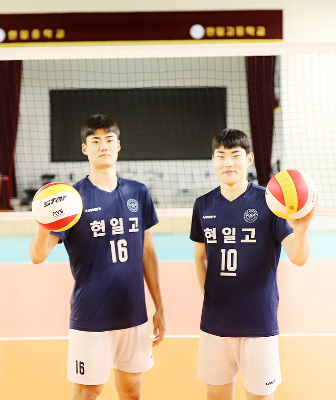 현일고 류도환(왼쪽·미들블로커) 선수와 조득진(아포짓 스파이커) 선수<현일고 제공>