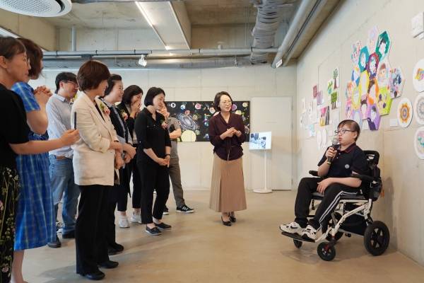 26일 개막식에서 옥경인 아동이 관람객에게 도슨트를 하고 있다. ⓒ서울재활병원