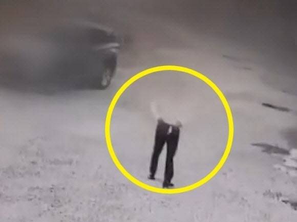 김진하 강원 양양군수가 여성과 함께 타고 있던 승용차에서 나오며 지퍼가 열려 있는 바지춤을 정리하는 모습이 담긴 폐쇄회로(CC)TV 화면. (사진=KBS 보도화면 캡처)