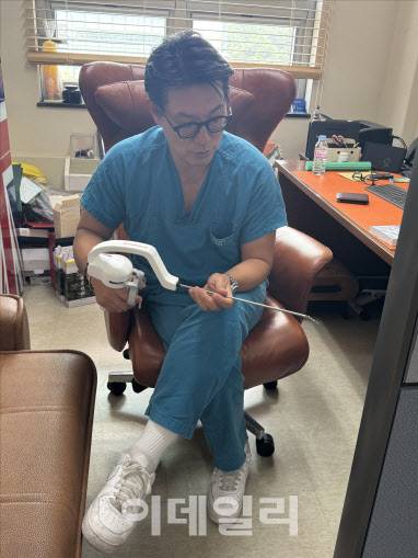 아티센셜의 장점을 설명하고 있는 이윤석 가톨릭대 서울성모병원 대장항문외과 교수.(사진= 리브스메드)