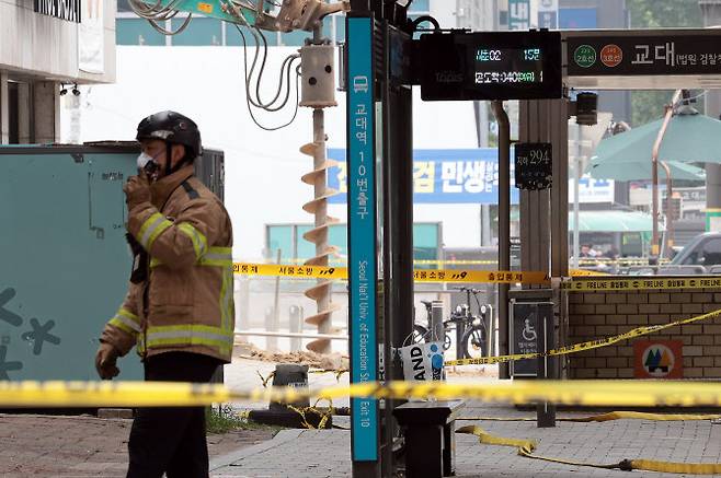 27일 오전 10시 47분께 서울 서초구 지하철 2호선 교대역의 11번 출구 인근 공사현장에서 굴착기가 도시가스 배관을 뚫는 사고가 발생해 교대역 사거리 일대가 통제되고 있다. (사진=연합뉴스)