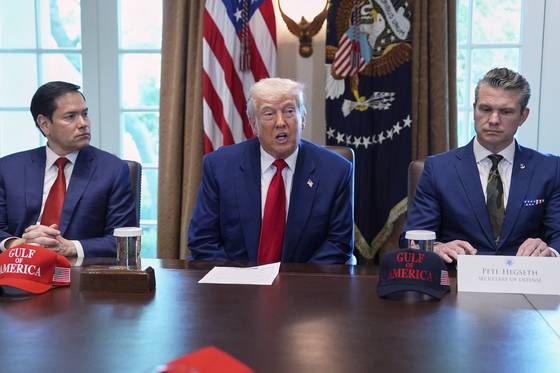 지난 4월 트럼프 대통령이 주재한 각료회의의 모습. 사진 왼쪽이 마르코 루비오 국무장관, 오른쪽이 피트 헤그세스 국방장관이다. (사진=연합뉴스)