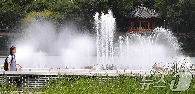초여름 날씨가 이어지고 있는 10일 전북 전주시 덕진공원 분수에서 시원한 물줄기가 뿜어져 나오고 있다. 2025.6.10/뉴스1 ⓒ News1 유경석 기자